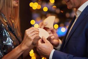 personnes partageant une gaufrette de noël de manière traditionnelle polonaise photo