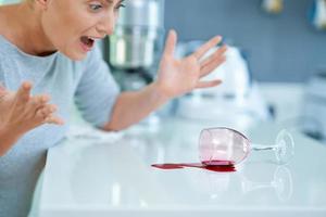 jeune femme et vin renversé dans la cuisine photo