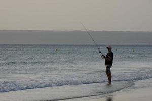 pêche au bord de la plage, pêche traditionnelle comme passe-temps photo