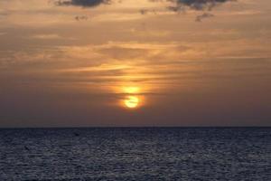 Coucher de soleil sur la mer, coucher de soleil en automne sur la plage de zahara de los atunes, Cadix, Andalousie, espagne photo