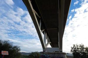 pont sur la rivière llobregat, ouvrage d'art pour le passage des voitures, camions et autobus. photo