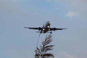 avion décollant ou atterrissant dans un aéroport photo