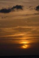 Coucher de soleil sur la mer, coucher de soleil en automne sur la plage de zahara de los atunes, Cadix, Andalousie, espagne photo