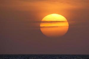 soleil le soleil, au coucher du soleil en fin de journée, indispensable à la vie de la planète photo