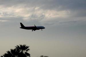 avion décollant ou atterrissant dans un aéroport photo