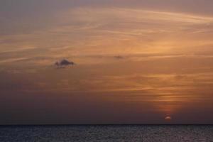 Coucher de soleil sur la mer, coucher de soleil en automne sur la plage de zahara de los atunes, Cadix, Andalousie, espagne photo