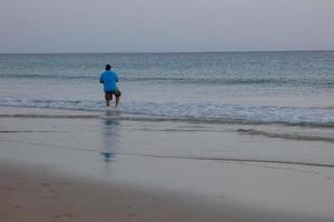 pêche au bord de la plage, pêche traditionnelle comme passe-temps photo