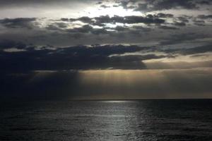 nuages et effets de lumière dans le ciel à l'aube ou au crépuscule. photo