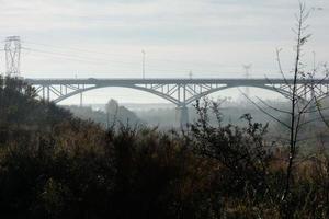 pont moderne enjambant une rivière, une prouesse technique photo