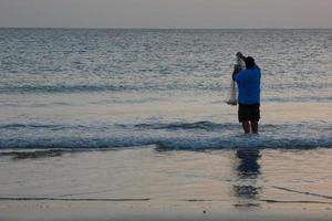 pêche au bord de la plage, pêche traditionnelle comme passe-temps photo