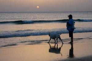 pêche au bord de la plage, pêche traditionnelle comme passe-temps photo