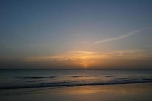 Coucher de soleil sur la mer, coucher de soleil en automne sur la plage de zahara de los atunes, Cadix, Andalousie, espagne photo