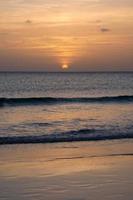 Coucher de soleil sur la mer, coucher de soleil en automne sur la plage de zahara de los atunes, Cadix, Andalousie, espagne photo