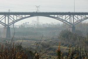 pont moderne enjambant une rivière, une prouesse technique photo