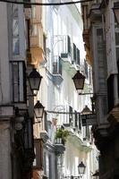 rues étroites de la vieille ville de cadix, sud de l'espagne photo