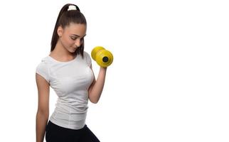 femme déterminée à perdre du poids et à faire de l'exercice avec des haltères photo