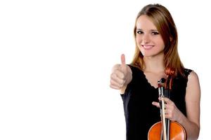 belle fille blonde naturelle tenant et jouant du violon. photo