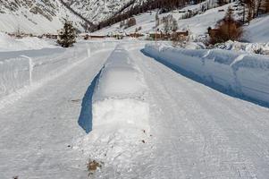 fortes chutes de neige dans la montagne photo