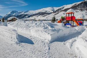 fortes chutes de neige dans la montagne photo