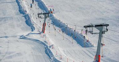 piste de ski avec téléski photo