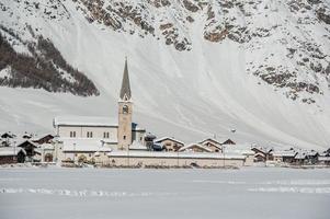 village de montagne sous la neige photo