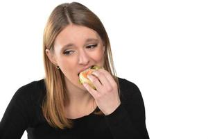 portrait d'une belle jeune fille drôle mangeant un hamburger photo