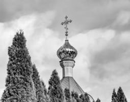 Croix de l'église chrétienne dans la haute tour du clocher pour la prière photo