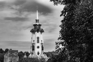 Croix de l'église chrétienne dans la haute tour du clocher pour la prière photo