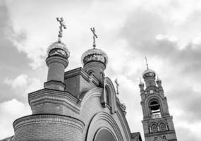 Croix de l'église chrétienne dans la haute tour du clocher pour la prière photo