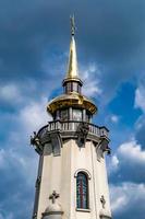 Croix de l'église chrétienne dans la haute tour du clocher pour la prière photo