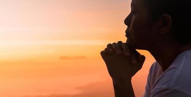 silhouette de main de femme priant la spiritualité et la religion, culte féminin à dieu. concept de religion chrétienne. les religieux sont humbles devant Dieu. les chrétiens ont l'espoir la foi et la foi en dieu. photo