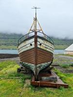 un vieux bateau abandonné sur la côte islandaise. photo