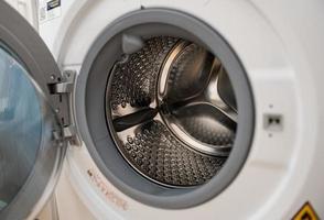 machine à laver le linge en gros plan à la maison, concept de style de vie de soins de santé photo
