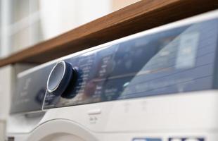 machine à laver le linge en gros plan à la maison, concept de style de vie de soins de santé photo