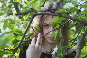 gros plan, femme, regarder travers, apple, branches, portrait, photo