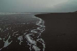 surfline humide de photo de paysage de plage noire