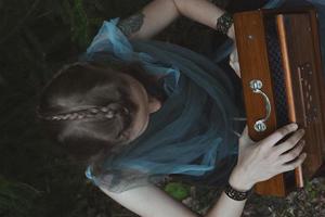femme druide déverrouillant une boîte secrète en bois photographie panoramique photo