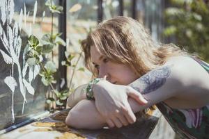 gros plan femme réfléchie reposant sur une photo de portrait de bras croisés