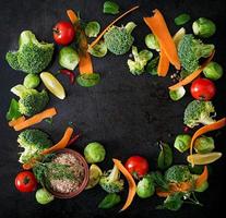 légumes frais pour une alimentation saine sur fond sombre dans un style rustique. la nourriture végétarienne. vue de dessus photo