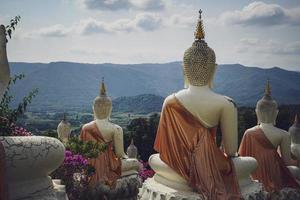 belle statue de bouddha en stuc blanc inscrite sur la colline c'est un lieu de méditation appelé wat sutesuan, district de nam nao, thaïlande. photo