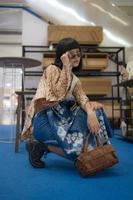 yogyakarta, indonésie - 03 décembre 2022 modèles féminins élégants parmi les micro, petites et moyennes entreprises, montrant des vêtements, des accessoires et des propriétés attrayants. photo