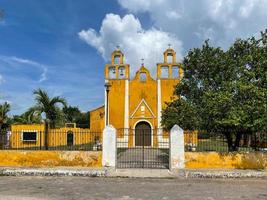 église jaune dans le petit village de xanaba, cette église est typique des petites églises colorées que l'on trouve au yucatan, au mexique. photo