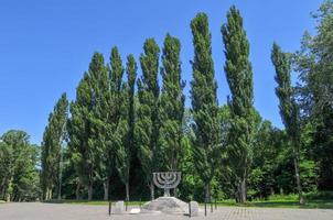 babi yar menorah monument à kiev photo