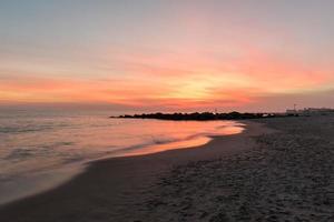 coucher de soleil spectaculaire sur la plage de coney island photo