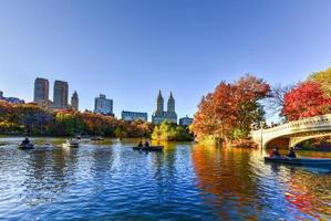 pont en arc, parc central en automne photo