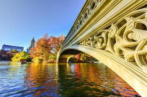 pont en arc, parc central en automne photo