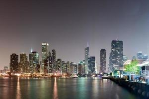 horizon de chicago depuis la jetée de la marine photo