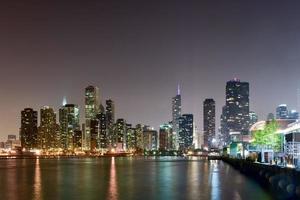 horizon de chicago depuis la jetée de la marine photo