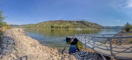 vue d'un quai à sec dans le village d'osterspai du rhin photo