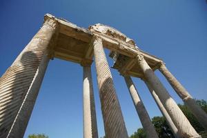 porte monumentale, tétrapylon dans la ville antique d'aphrodisias à aydin, turkiye photo